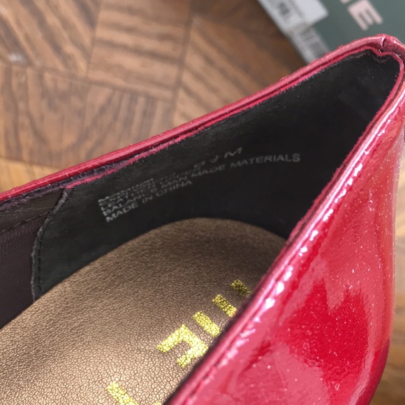 Me Too ruby red enamel leather ruffle heel 6.5M - Picture 7 of 8